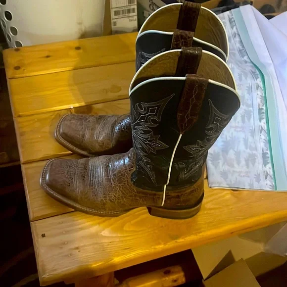 Selling one pair of men’s boot. Selling a pair of calked boots - men main image 3